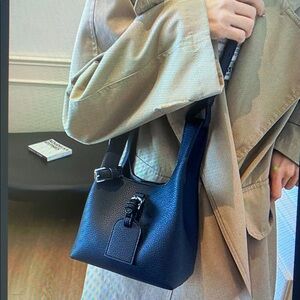 Elegant Black Leather Shoulder Bag